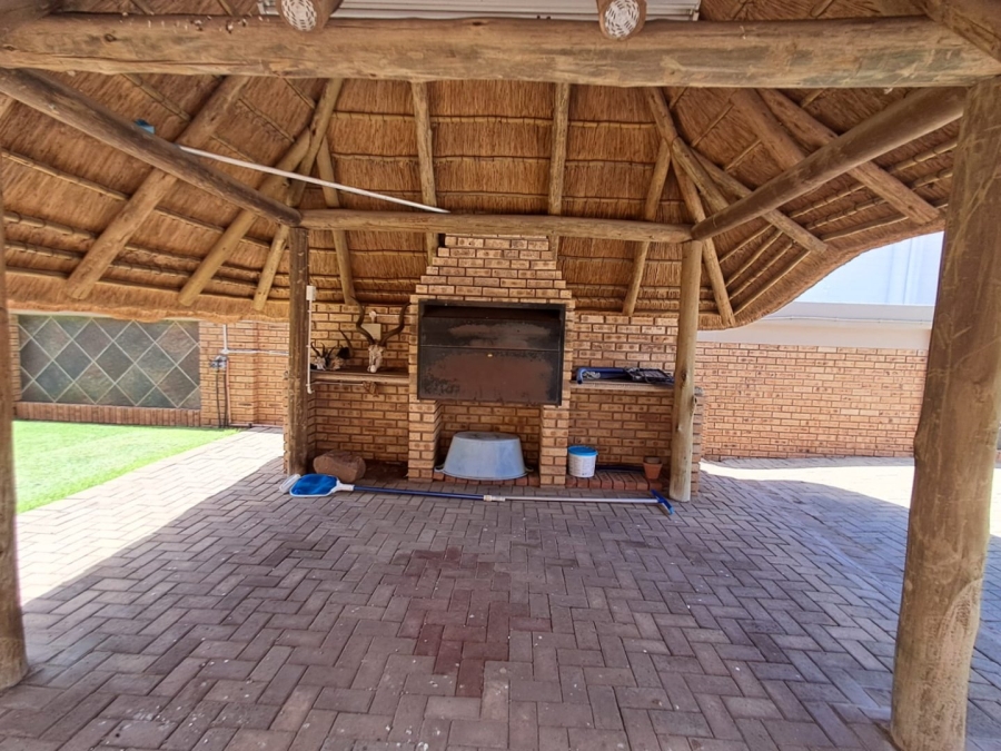 4 Bedroom Property for Sale in Roylglen Gardens Northern Cape